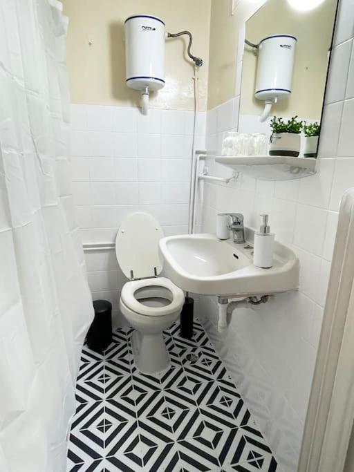 Cute And Quiet Apartment In The Center Of Atene Esterno foto