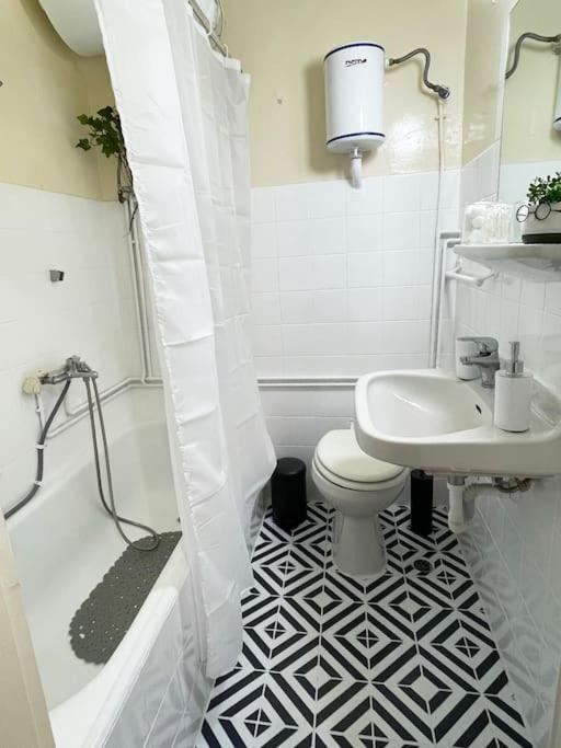 Cute And Quiet Apartment In The Center Of Atene Esterno foto